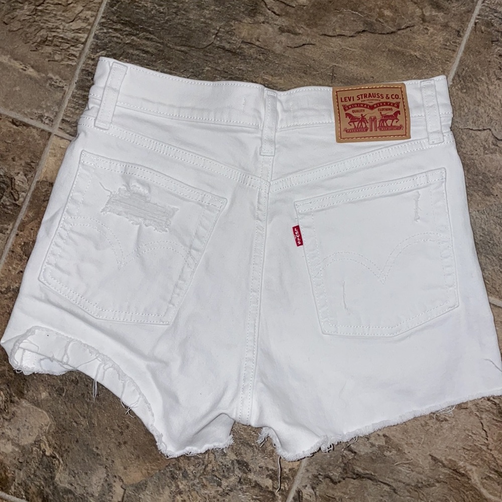Extremely cute Levi’s shorts fits 4/5 womens